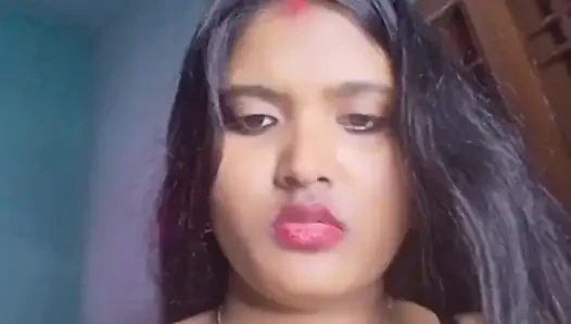 Seksi babhi sari içinde içkilerle sikişiyor