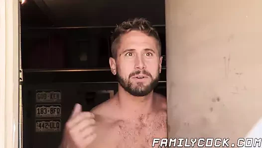 Jock üvey oğullar creampied sonra eyersiz 4some ile babalar