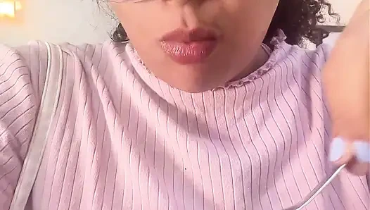 Süte hoşgörüsüz tombul kız yedikten sonra osuruk patlaması şişiyor ve dolduruluyor