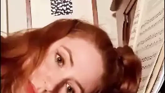 Karen Gillan piyano çalıyor