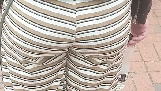 Yine büyük götlü orta yaşlı seksi kadın