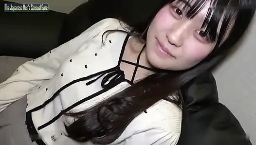 Tam yüz siyah saçlı zarif güzellik teşhir ediyor barış işareti özensiz sakso döllenmeye yol açıyor