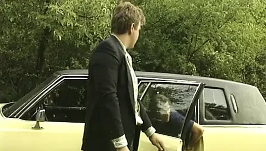 Çekici Alman sürtükler ateşli dörtlü sekste sikiliyor