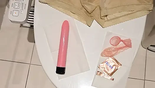 Kadın kılıklı kanisa umumi tuvalette göt deliğini boşaltıyor ve oynuyor