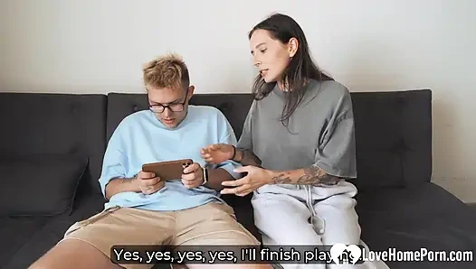 Kızıl saçlı oda arkadaşı dersten önce sikişmek istedi