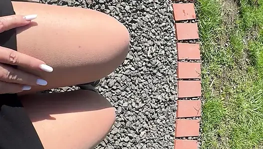 Seksi ateşli üvey anne azgın ve parktaki bankta kendini okşuyor