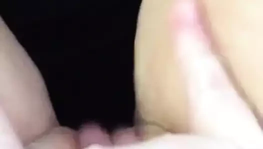 Otopark, polis arabasının yanında.