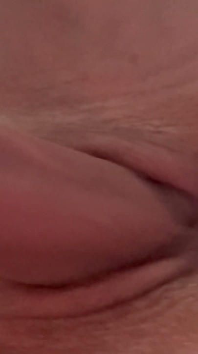 POV Erkek arkadaşım bana masaj yapıyor ve parmaklıyor, dildo ve sikiyle çift penetrasyona geçiyoruz | Clip 1