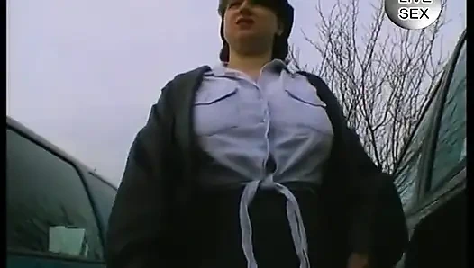 Tombul orta yaşlı seksi fahişe arabada amını tatmin ediyor