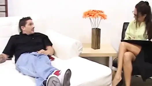 Doktor Michelle gözlükleriyle kanepede sikişiyor