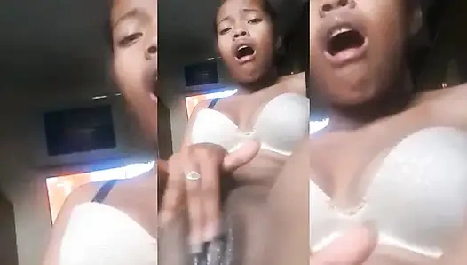 Heyecanlı amcığını iyi oynuyor