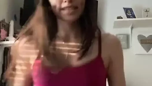 Tik tok kızı 18 ateşli dans ediyor