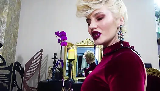 Vinylgloss ruj ısırıyor