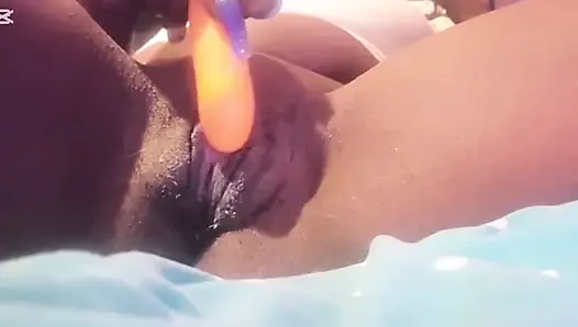 Orta yaşlı seksi kadın mia plajdan dönüyor ve amına mastürbasyon yapıyor.