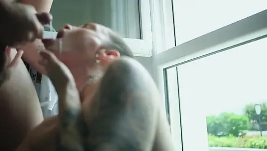 Genç bir adam tarafından sikildikten sonra büyük bir boşalma alıyorum