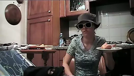 Jambonlu ve salyalı sandviç (tükürme fetişi)