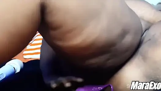 Bakış açısı azgın iri güzel evli kadın durmadan porno ve kremsi fışkırtarak izliyor