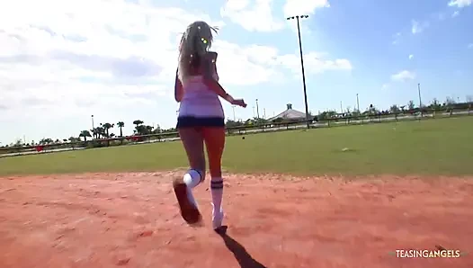 Sarışın döllenmek için yalvarmaya başladığında halka açık teşhir sona eriyor