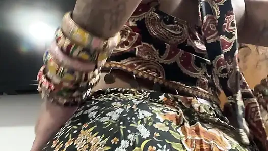 Boho eteğinin altında kıllı amcığıyla latin Arap tanrıça (azdırma)