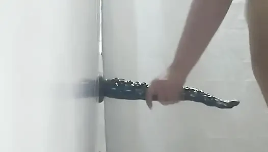Anal seks havasında olan fahişe dev dildo kullanıyor