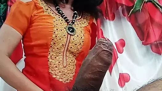 Sürtük evli kadın komşusunu misafir odasında buluyor.