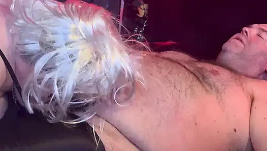 Lanista Bear stepahine-nicoletv'nin oral seks becerilerini ve döl yutma becerilerini test ediyor