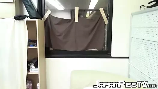 Japon tatlı sidik ile şişe doldurmak için pantolonunu kaldırır