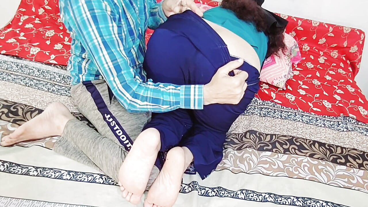 Hintli ateşli çift yatak odasında anal seks yapıyor, kocası seksi Hintçe sesli sert anal seksin tadını çıkarıyor, Hintli evli kadının anal seksi domaltmalı