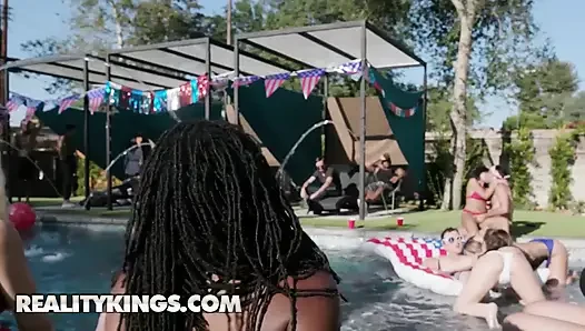Reality kings - jojo kiss cali carter ve ember snow bağımsızlıklarını amerikan arka bahçeli grup seks partisiyle kutluyor
