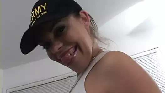 Dinç milf büyük horoz ile doldurulmuş onu kullanılmayan kedi alır