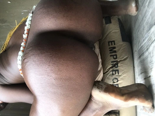 Yabancılar geçerken seksi tanrıça güzel Afrikalı vücudunu gösteriyor