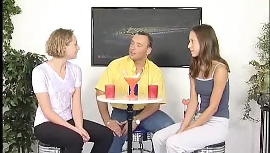 İki güzel genç kız oyuncu seçmelerinde adamın yarağını tatmin ediyor