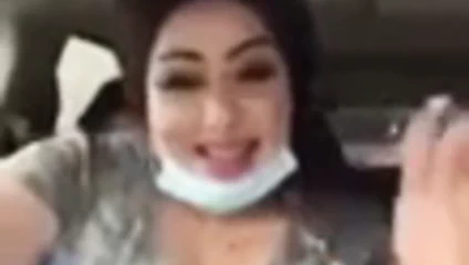 Müslüman bir kadın seksi şarkı söylüyor