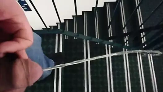 Merdivenlerde işiyor