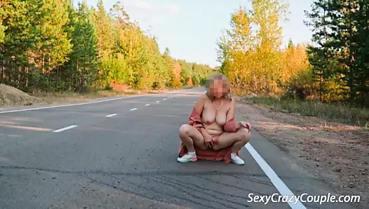 Sıcak milf tiffany yolda çıplak yürür ve yolun kenarında arabada cunnilingus alır