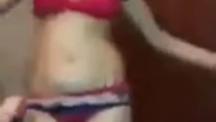 Dans eden ateşli hıristiyan kız