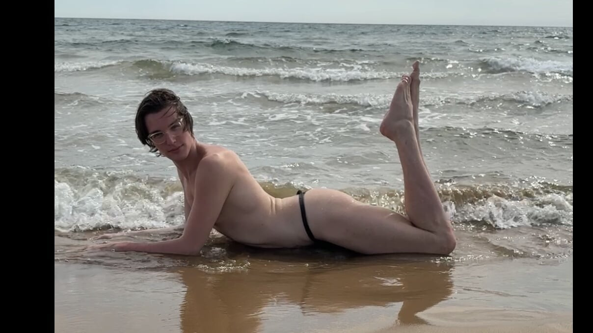 Femboy tatilde havuzda çıplak ve teknede