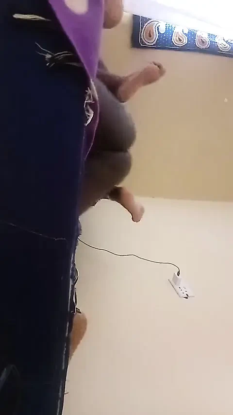 Yaşlı bir kadını çığlık atarken daha sert sikiyor