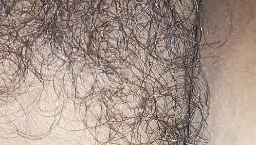 Hintli edepsiz büyük yarakla şımarık sikişiyor ve adam Hintli kızı ıslak amına sokacak eski pikap şemasını istismar ediyor