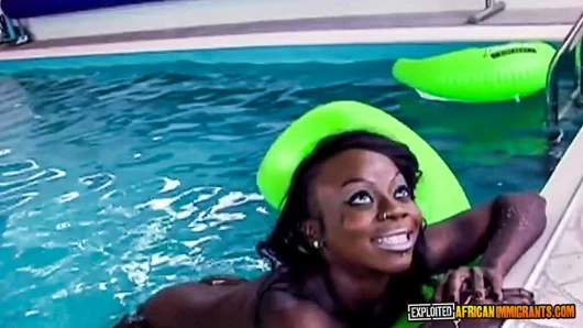 Arsız siyah sürtük seks tatilinde ırklararası grup seks için hazır