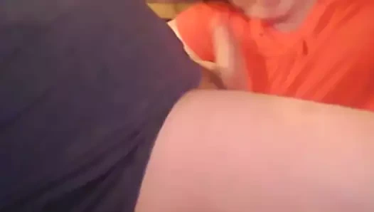 Ben onun büyükannesinin evinde bir bj alıyorum