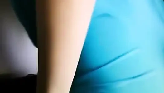 Azgın üvey anne spor salonuna gitmeden önce mastürbasyon yapmak için banyoda kapatıyor
