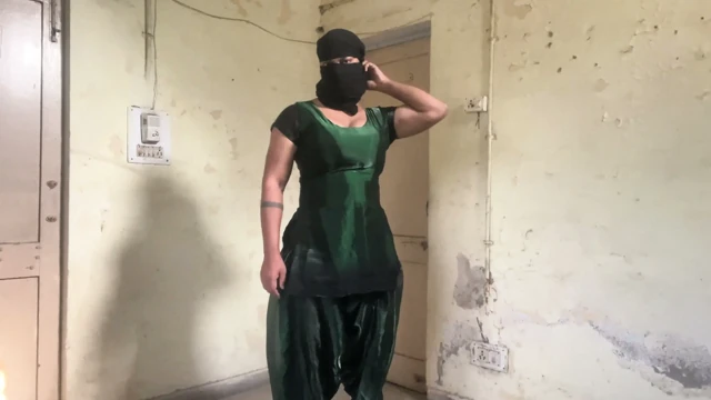 büyük göğüslü parlak ipeksi saten takım salwar cross dresser hint bhabhi