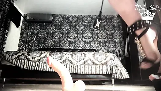 Aptal küçük yarağını kolayca yok edebilirim! Cbt ve taşak ezme fantezisi ile boşalma geri sayım ve boşalma!