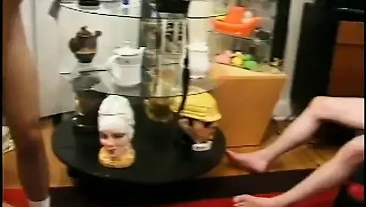 Azgın zenci kadın başka bir adam onu sikerken sakso çekiyor