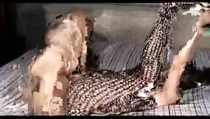 Yaşlı adam kalın bir piliç sikikleri (o göğüslerini kapalı onun boşalmak yalıyor)