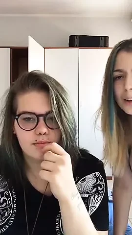 chubby kız gösterilen göğüsleri