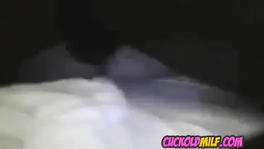 Afrikalı değişim öğrencisi ile aldatılan orta yaşlı seksi kadın
