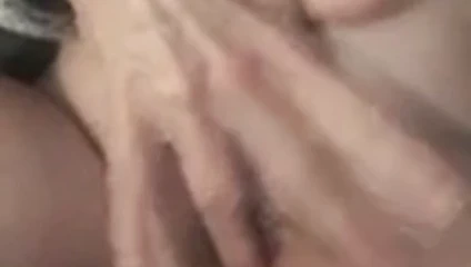 Brigitte sur WhatsApp se doigte la chatte