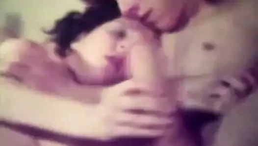 Kırmızı dudaklı cadaloz emme ve lanet (1970'lerin vintage)